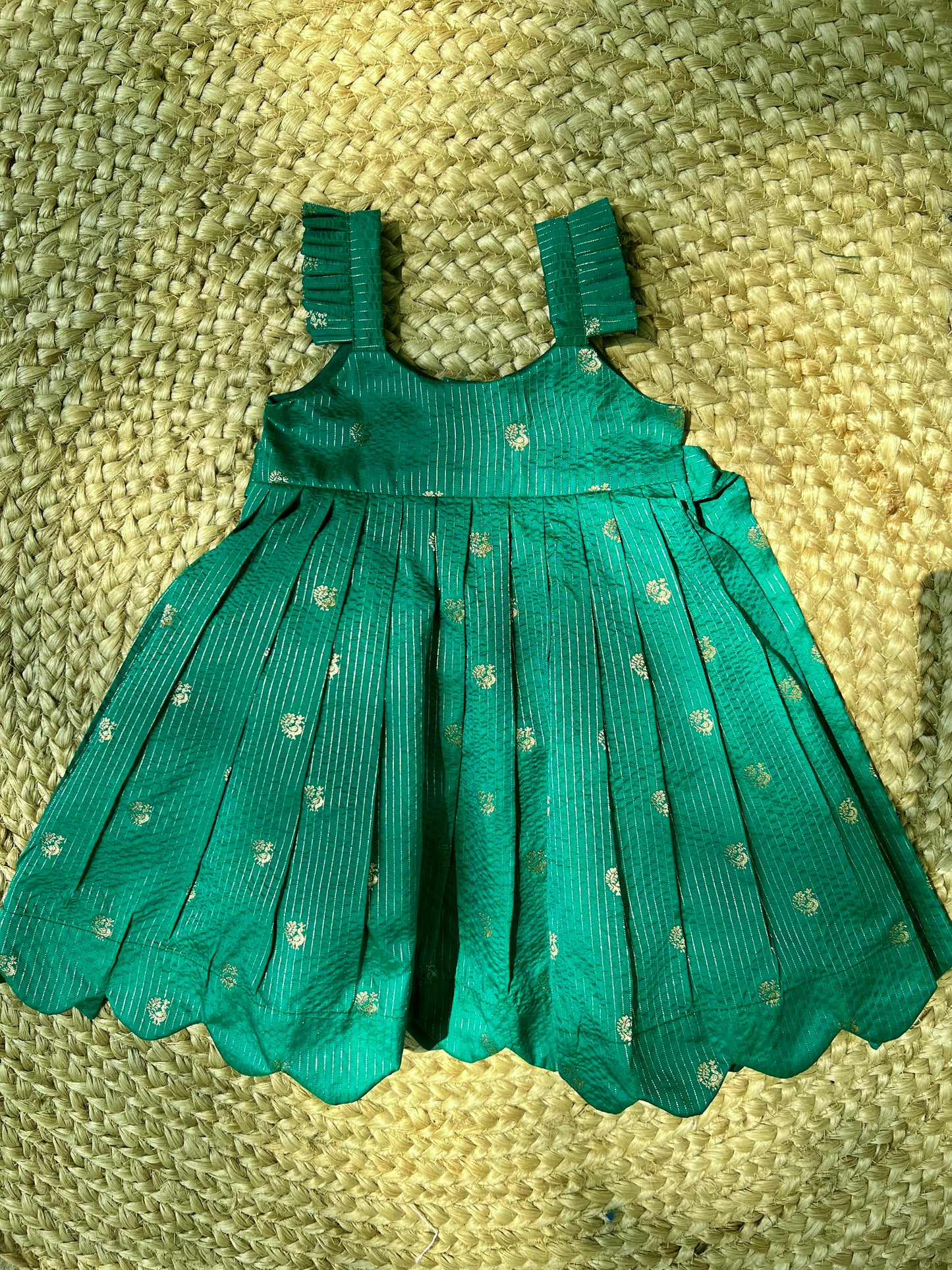 Peacock Butti Raw Silk Scalloped Hem Dress – Emerald Green