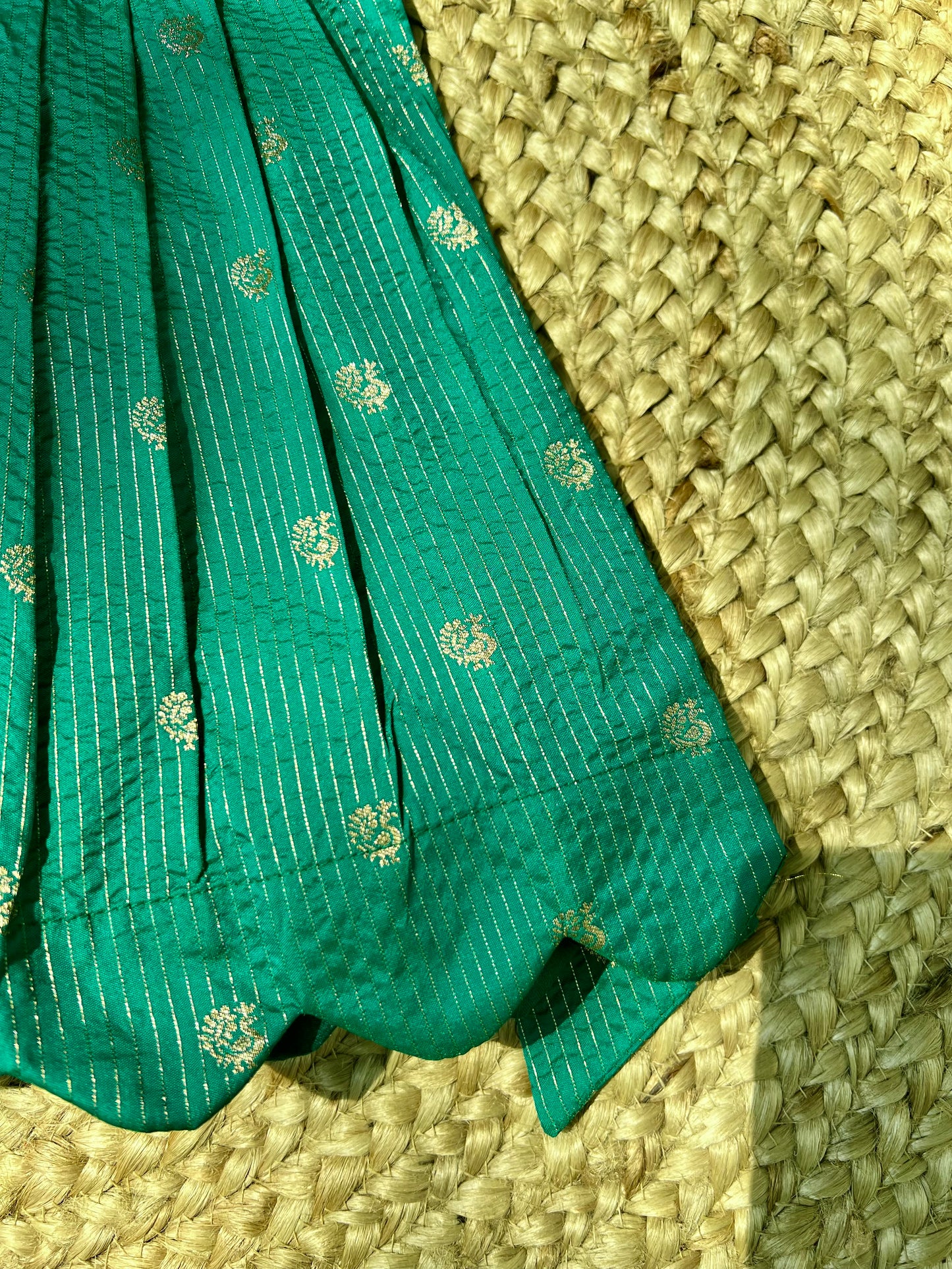 Peacock Butti Raw Silk Scalloped Hem Dress – Emerald Green
