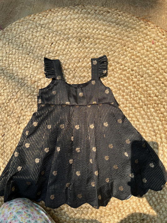 Peacock Butti Raw Silk Scalloped Hem Dress – Black
